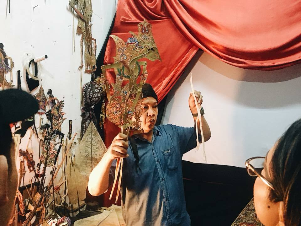 Indonesian puppeteer Aldy Sandjoyo explained the history of Indonesia's puppet history to Indonesian journalist during the launch of Heritage Walking Tour in West Jakarta on Thursday (18/01). (JG Photo/Diella Yasmine)