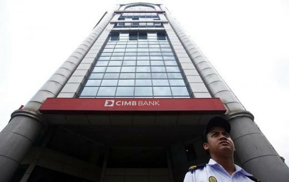 A security guard stands outside a CIMB bank branch in Shah Alam July 17, 2014.  (Reuters Photo/Samsul Said)