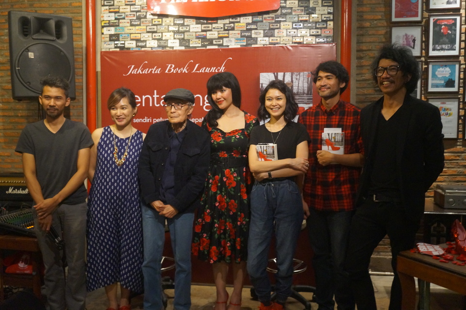 Intan Paramaditha, center, poses for a photo with writers, actors and musicians during the Jakarta launch of her book 'Gentayangan,' now to be published in the UK and Commonwealth countries, at Paviliun 28 in Jakarta in December 2017. (JG Photo/Dhania Sarahtika)
