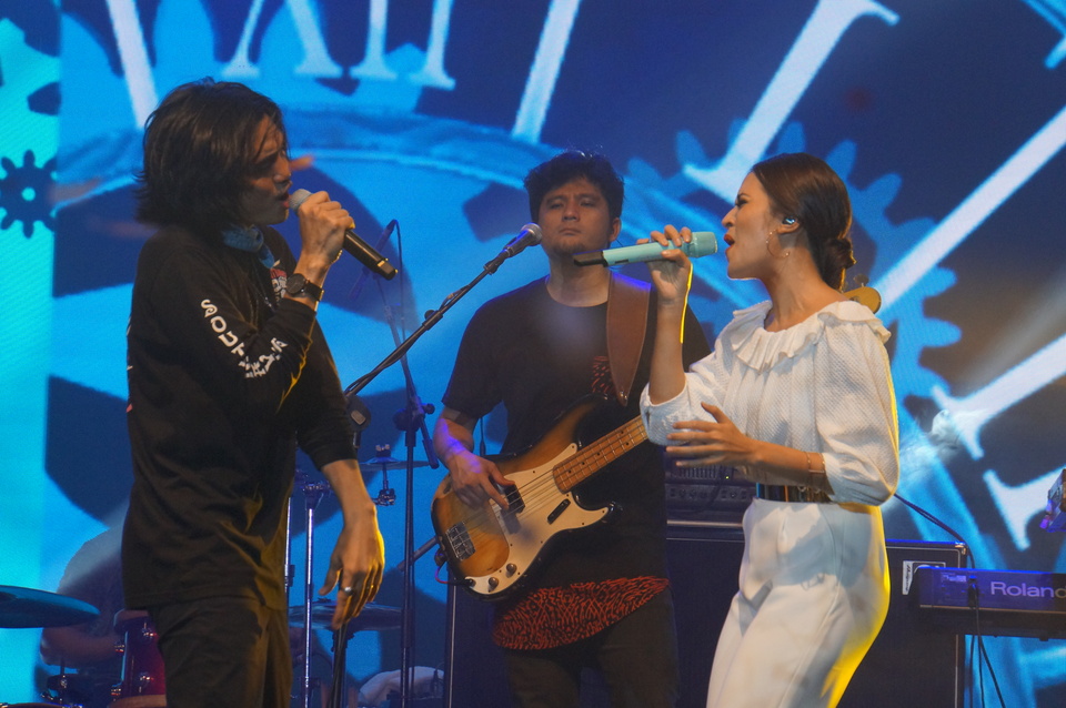 Sheila on 7 vocalist Duta and bassist Adam, in collaboration with Raisa during LINE Concert Medan at Medan International Convention Center in North Sumatra on Saturday (27/01). (JG Photo/Dhania Sarahtika)