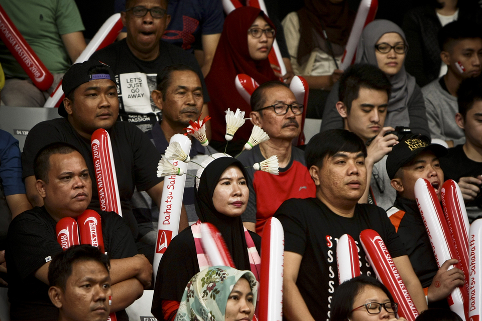 Supporters from Indonesia wear the attributes made from shuttlecock to support Indonesian team in Istora Senayan on Sunday (28/01)  Indonesia became the country's most widely won the title in Daihatsu Indonesia Master 2018 held at Istora Senayan (JG Photo / Yudha Baskoro)