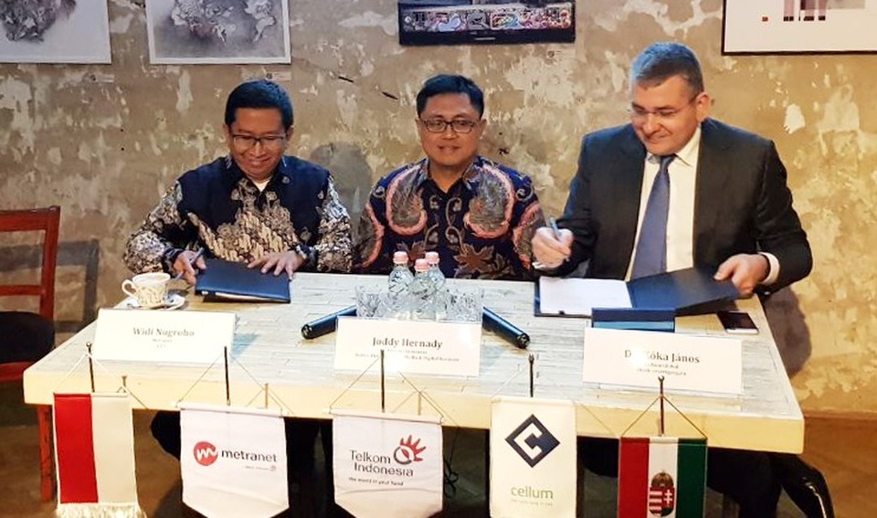From left, Metranet chief executive Widi Nugroho, Telkom senior vice president for media and digital business Joddy Hernady and Cellum chief executive Jànos Kóka during the signing of a conditional agreement between Telkom Indonesia and Cellum Global in Budapest on Tuesday (30/01). (Photo courtesy of Telkom Indonesia)
