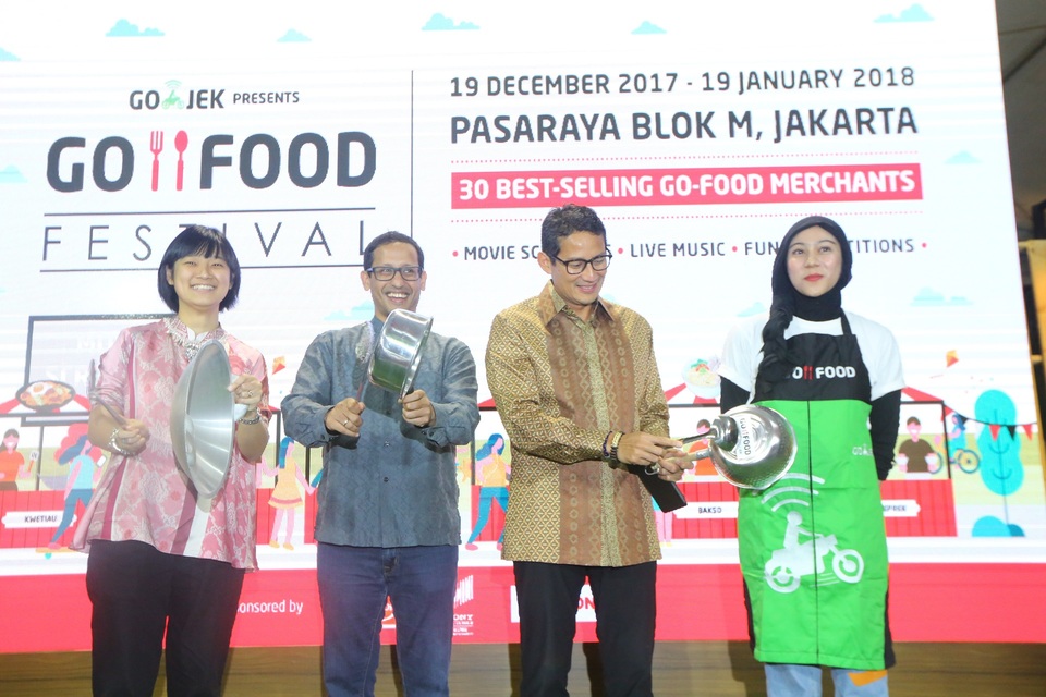 Left to right, Go-Jek commercial expansion chief Catherine Sutjahyo, Go-Jek chief executive Nadiem Makarim, Jakarta Deputy Governor Sandiaga Uno and owner of Dapur MTW Tiwu Rayie at a press conference for the Go-Food Festival on Tuesday (09/01) at Pasaraya Blok M mall in South Jakarta. (Photo courtesy of Go-Jek) 