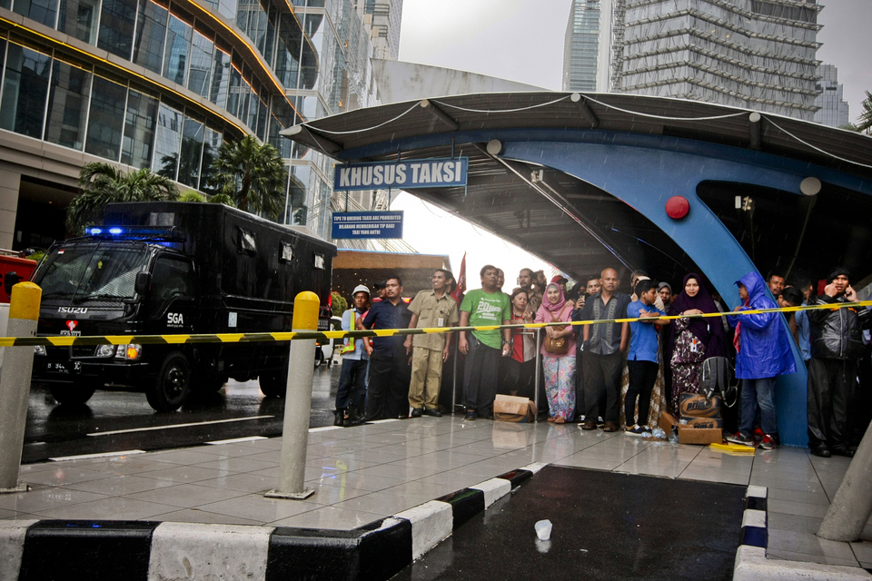 The roof of the building hall above the Starbucks café in Tower 2, Indonesia Stock Exchange on Monday (15/01) Heavy rain around the site did not hamper the evacuation process but made the evacuated workers forced to take shelter at shelters and other shelter spaces around the Indonesia Stock Exchange building (JG Photo / Yudha Baskoro)