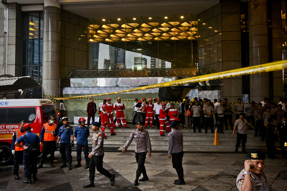 An initial analysis has found that the collapse of a mezzanine floor at the Indonesia Stock Exchange (IDX) in Jakarta on Monday (15/01) was likely caused by failing support cables, or 'slings,' which anchored the floor to the rest of the structure. (JG Photo/Yudha Baskoro)