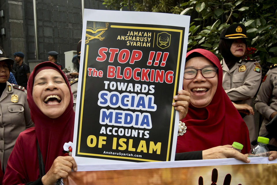 'Stop the blocking towards social media accounts of Islam' says a poster carried by a Muslim protester in front of Facebook office in Capital Place, Central Jakarta on Friday (12/01) (JG Photo / Yudha Baskoro)