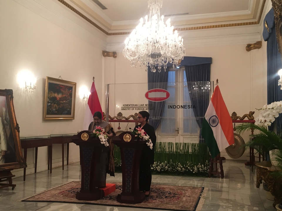 Indonesia's foreign affairs minister, Retno Marsudi, right, and her Indian counterpart Sushma Swaraj in Jakarta on Friday (05/01). (JG Photo/Sheany)