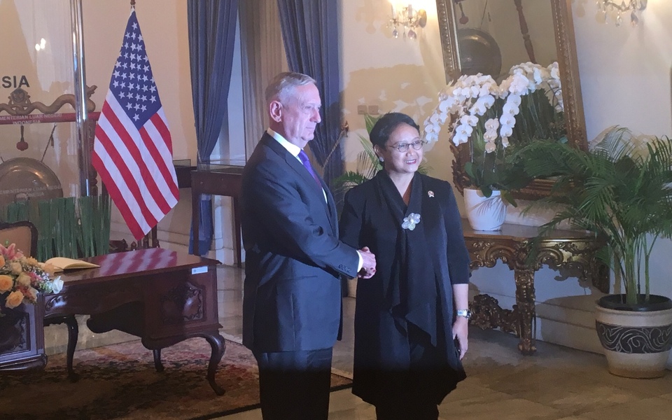US Defense Secretary Jim Mattis and Indonesia's Foreign Minister Retno Marsudi before their meeting at the Foreign Affairs Ministry headquarters in Jakarta on Monday (22/01). (JG Photo/Sheany)