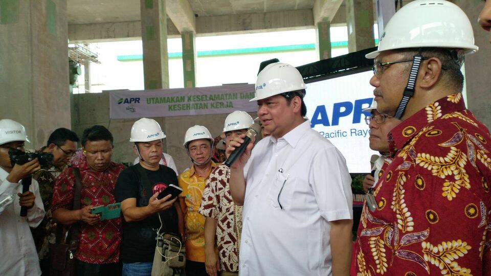 Industry Minister Airlangga Hartarto visited Asia Pacific Rayon’s factory on Sunday. (Photo courtesy of APRIL)