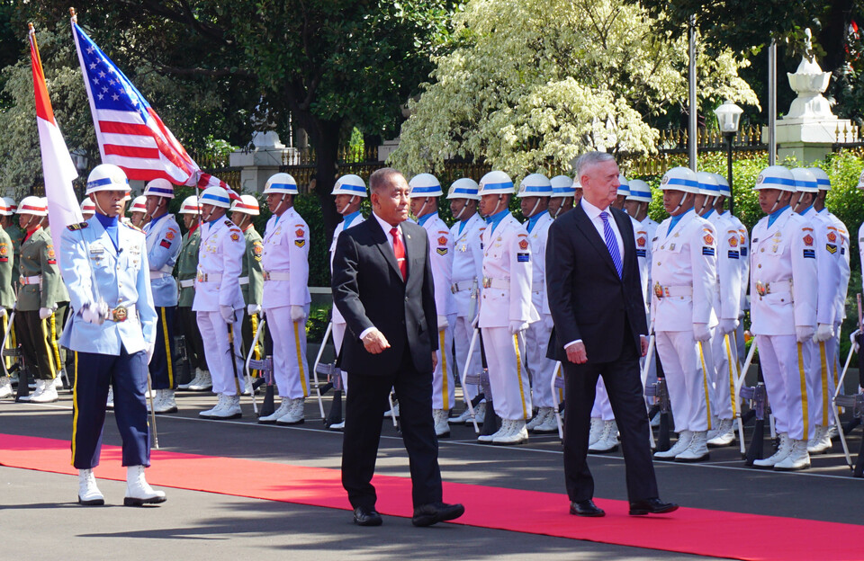 The United States stands ready to assist Indonesia in realizing its ambition to become a 'global maritime fulcrum' and will help the Southeast Asian country maintain maritime domain awareness in the South China Sea and the North Natuna Sea, US Defense Secretary Jim Mattis said on Tuesday (23/01). (JG Photo/Sheany)