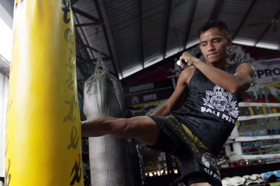 Indonesian mixed martial arts fighter Stefer Rahardian has the opportunity to become the world champion at the ONE Championship if he wins an upcoming bout at the Jakarta Convention Center in Senayan, Jakarta, on Saturday (20/01). (JG Photo/Eko Prasetyo)