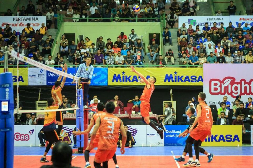 In the opening game of Proliga Volley 2018, Volleyball Team from Jakarta BNI Taplus won against Surabaya Bhayangkara Samator in five sets with score 3-2, Yogyakarta, January 20, 2018. Jakarta BNI Taplus team managed to collect 2 points. Courtesy Photo of Image Dynamics
