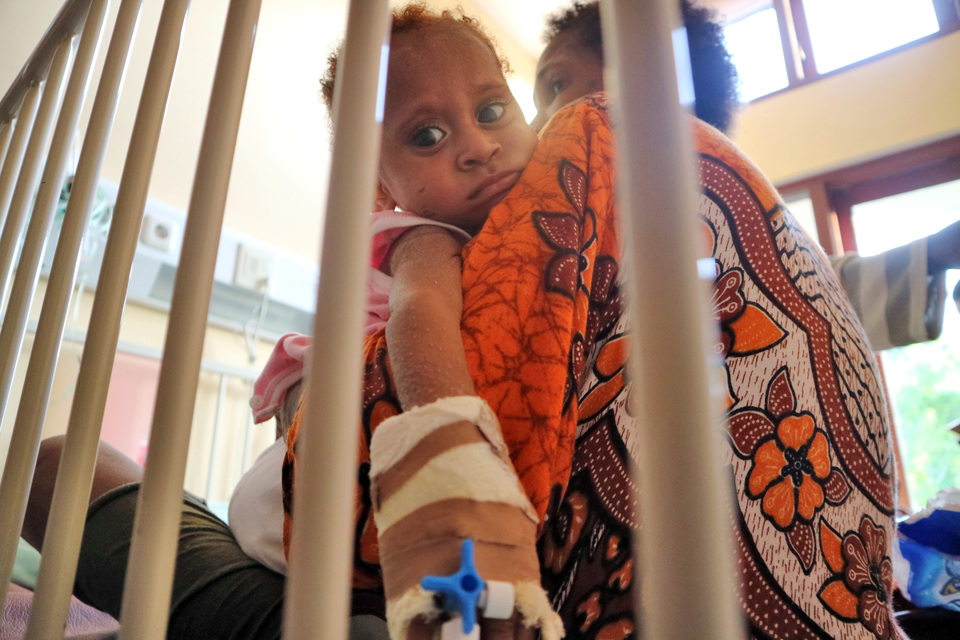 A toddler with malaria is being treated at Dian Harapan Hospital in the Papuan capital of Jayapura. (Antara Photo)
