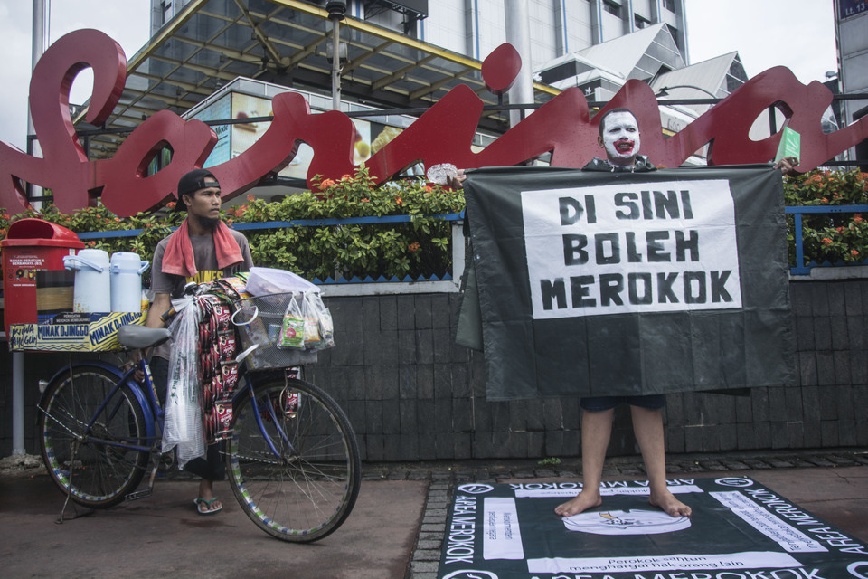 A protest to demand more smoking rooms in public places near the Sarinah department store in Central Jakarta on Tuesday (30/01). (Antara Photo/Aprillio Akbar)