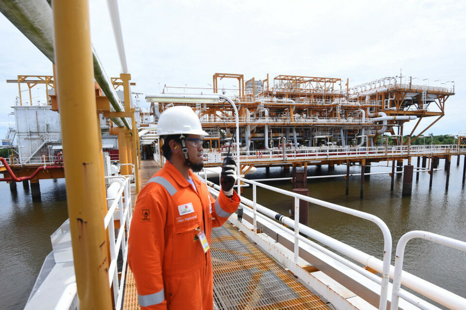 Bank Indonesia, the central bank, will be on guard for global oil prices that are on a rising trend, to keep the country's inflation in check in 2018. (Antara Photo/Akbar Nugroho Gumay)