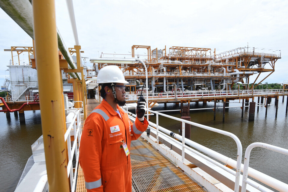 Pertamina started operating the Mahakam block offshore East Kalimantan on Monday (01/01), completing the takeover of Indonesia's largest oil and gas block from France's Total E&P Indonesie and Japan's Inpex. (Antara Photo/Akbar Nugroho Gumay)