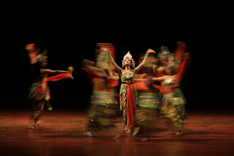 A number of students from the Wilwatikta Art School in Surabaya perform the traditional Penggayuh Dance at Cak Durasim Art Building in East Java on Saturday (20/01). The East Java provincial government has planned a series of cultural and art performances this year to boost tourism in the region. (Antara Photo/Moch Asim)

