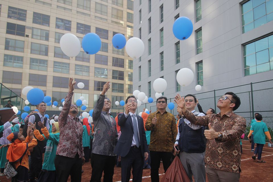PP Properti director,
 Galih Saksono, right releases a balloon at a groundbreaking ceremony of the company's Grand Shamaya apartment in Surabaya, East Java, on Dec. 12. (Antara Photo/Moch Asim)