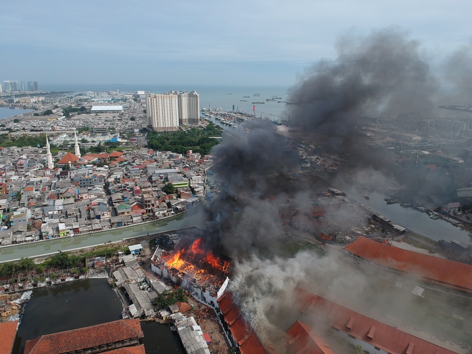 Fire devastated parts of Jakarta's Maritime Museum on Tuesday (16/01). (Antara Photo/Hadi Abdat)
