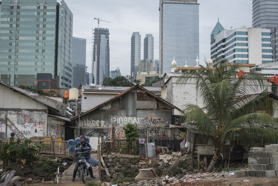Urban village Kampung Kuningan Timur in Jakarta on Thursday (11/01). The rapid construction of high-rise buildings has squeezed decades-old villages into tighter areas, leading to living conditions many consider to be urban slums. (Antara Photo/Aprillio Akbar)

