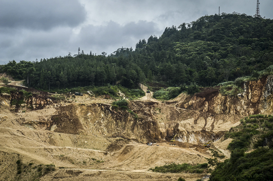 A limestone mine in Citatah, West Java, on Monday (15/01). (Antara Photo/Raisan Al Farisi)