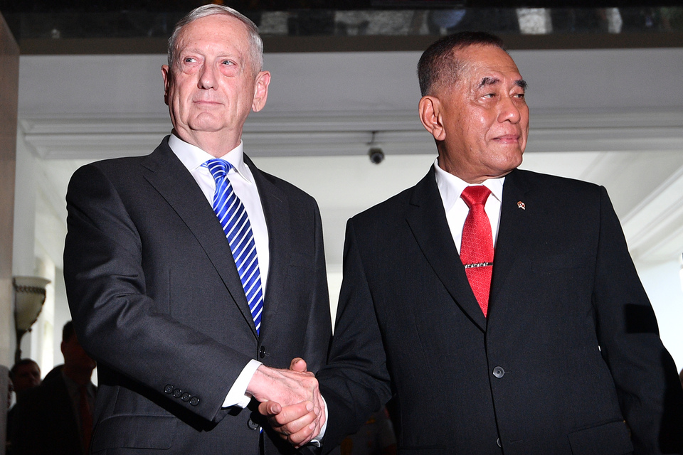 Defense Minister Ryamizard Ryacudu and US Defense Secretary  Jim Mattis meet in Jakarta on Tuesday (23/01). (Antara Photo/Sigid Kurniawan)