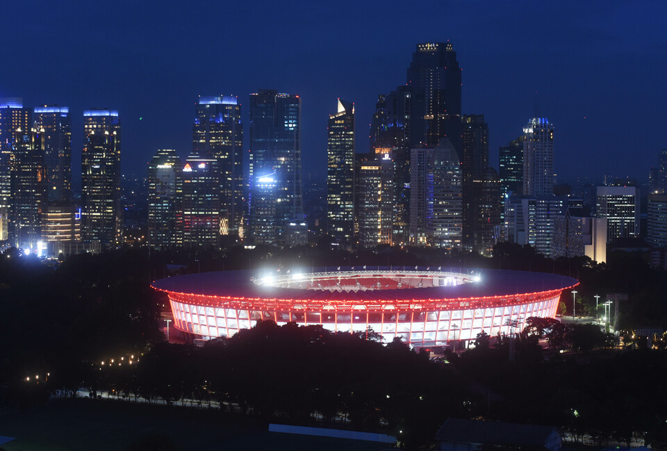 The newly refurbished Gelora Bung Karno stadium in Jakarta turned on its lights for the first time on Thursday (11/01). (Antara Photo/Akbar Nugroho Gumay)