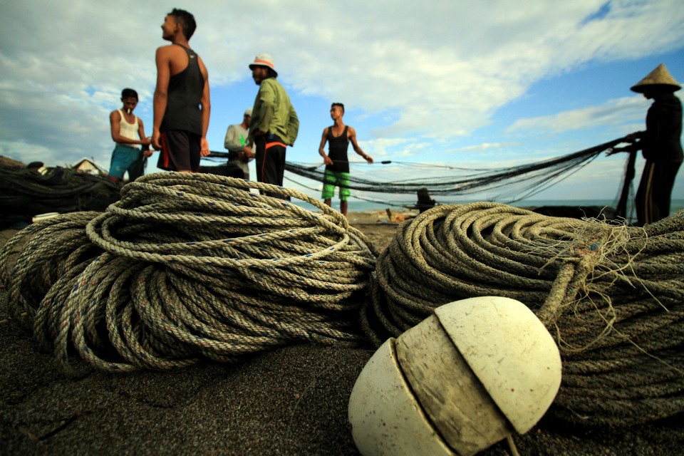 Many fishermen on Java's northern coast have manipulated the weight of their trawlers by removing necessary equipment at time of inspection to avoid paying government-mandated fees and to receive taxpayer subsidies, Maritime Affairs and Fisheries Minister Susi Pudjiastuti said.  (Antara Photo/Rahmad)