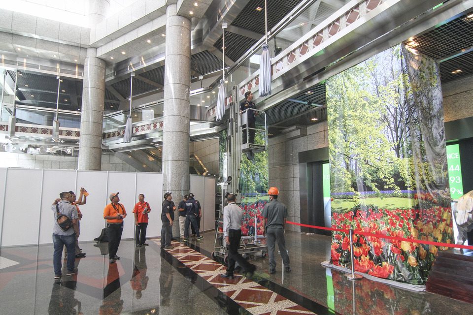 An initial analysis has found that the collapse of a mezzanine floor at the Indonesia Stock Exchange (IDX) in Jakarta on Monday (15/01) was likely caused by failing support cables, or 'slings,' which anchored the floor to the rest of the structure. (Antara Photo/