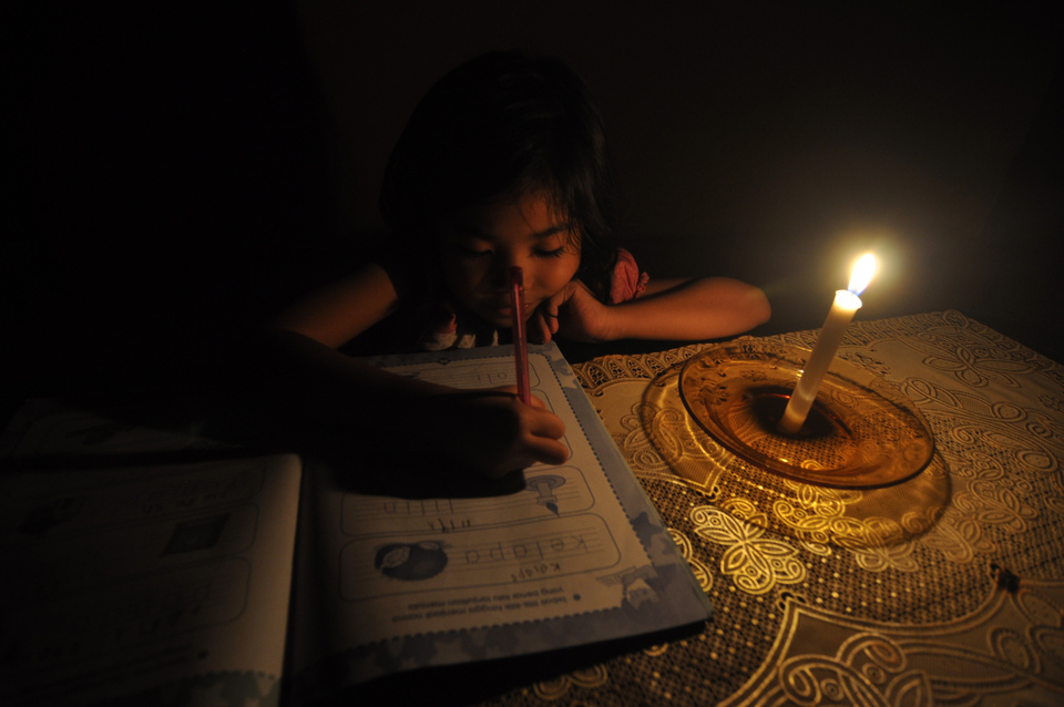 In many rural areas of Indonesia, the electrification rate is below 50 percent. (Antara Photo/Mohamad Hamzah)