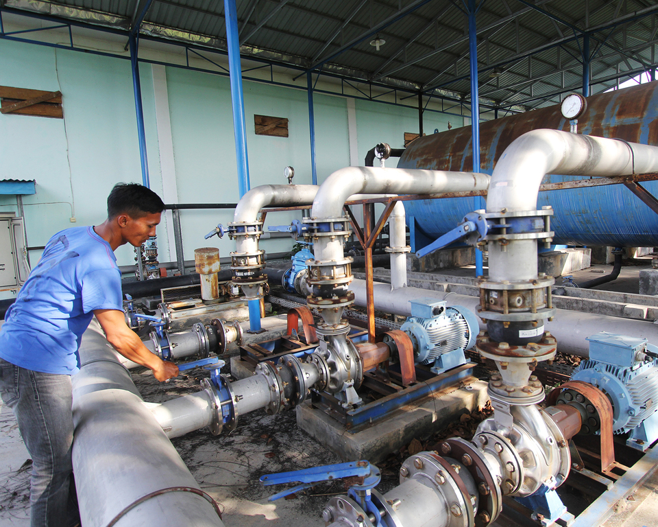 A worker examines an abandoned water distillation plant in Dumai, Riau, on Tuesday (09/01).
(Antara Photo/Aswaddy Hamid)
