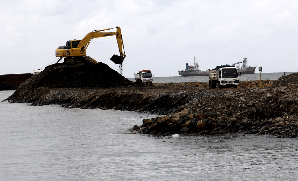 Work in progress on a harbor development in Makassar, South Sulawesi, on Friday (26/01). The Makassar New Port Project, which involves the development of a 320-meter dock and 16-hectare container area, is aimed at strengthening the national logistics system to enhance inter-island connectivity in Indonesia. (Antara Photo/Abriawan Abhe)