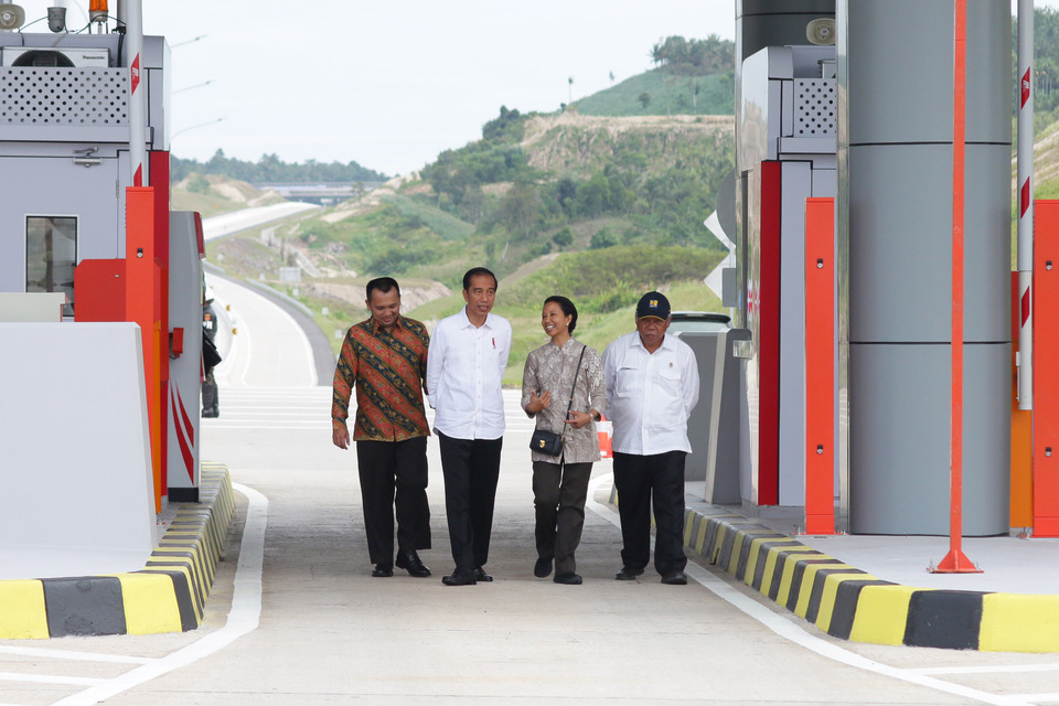 President Joko 'Jokowi' Widodo with Public Works and Housing Minister Basuki Hadimuljono inaugurate the Bakauheni-Sidomulyo Toll Road in Lampung, on Sunday (22/02). (Antara Photo/Rivan Awal Lingga)