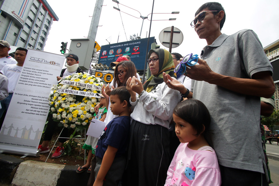 Family members of victims that were killed or injured in the 2016 Jakarta attacks pray near the sight of the incident on Jalan Thamrin in Central Jakarta in January 2016. (Antara Photo/Rivan Awal Linga)


