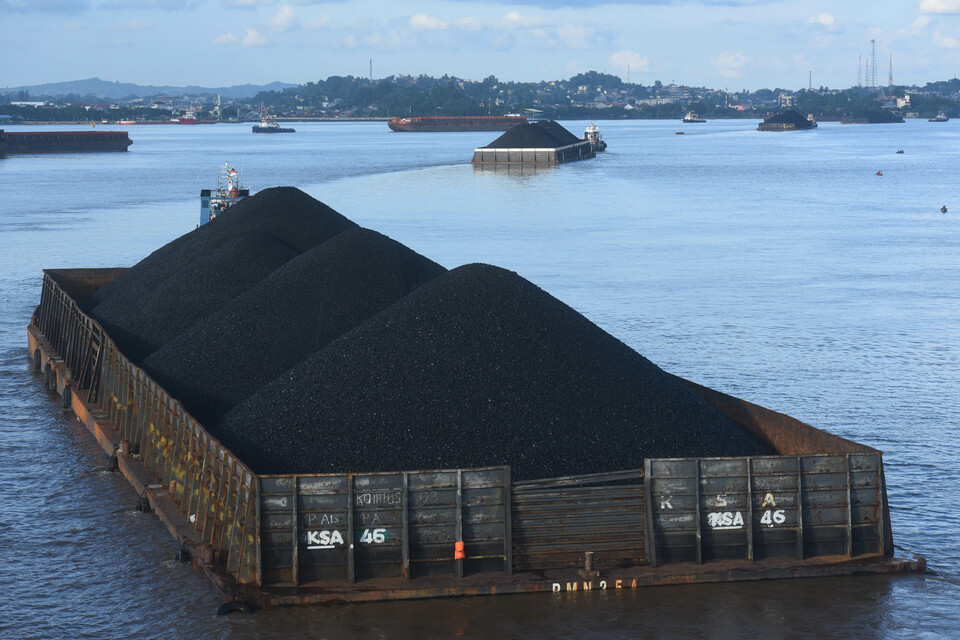 Coal barges sail along the Mahakam River in Samarinda, East Kalimantan (Antara photo)