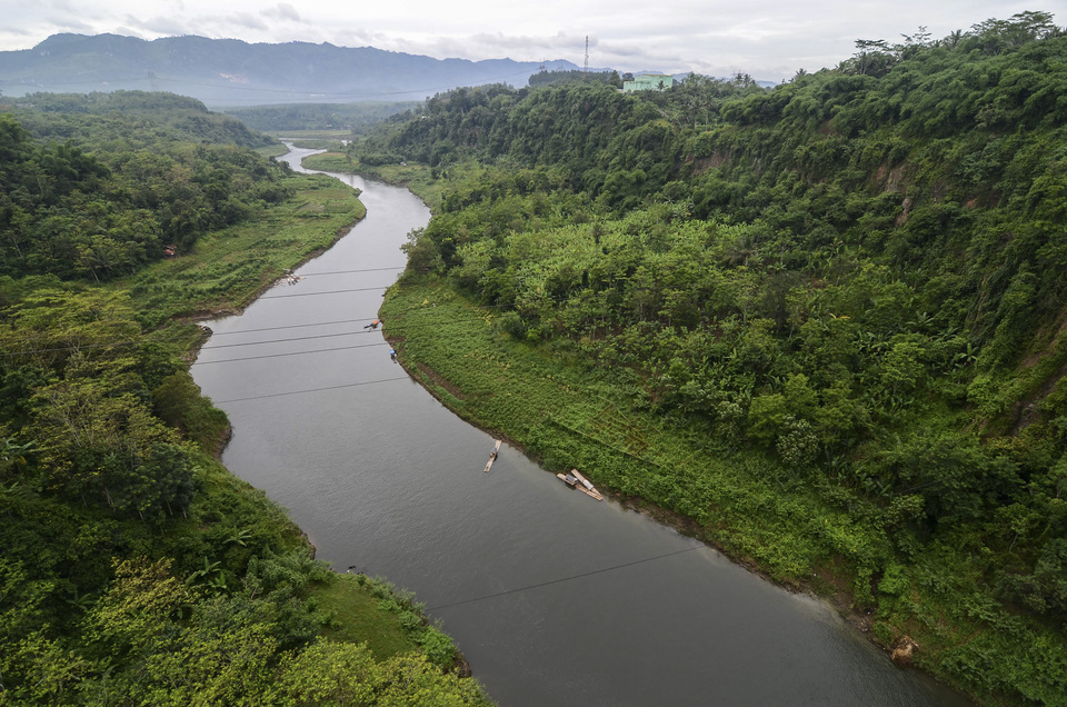 A clean Citarum River near Rajamandala in Bandung, West Java, on Monday (15/01). (Antara Photo/Raisan Al Farisi)