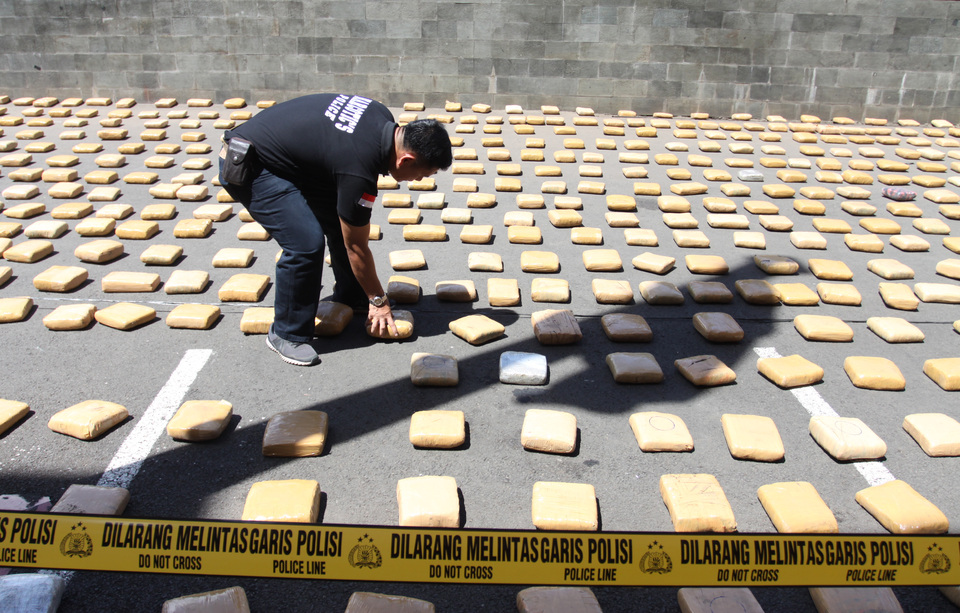 A police officer arranges bags of marijuana to show to reporters at the West Jakarta Police headquarters on Thursday (04/01).
(Antara Photo/Reno Esnir)