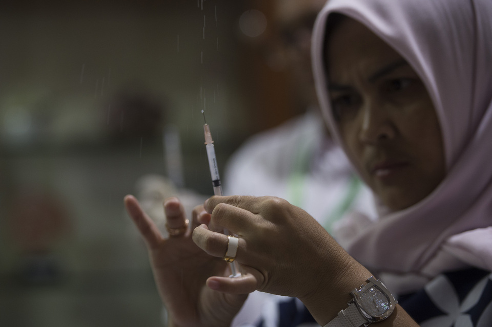Health workers prepare diphtheria vaccines for employees at the Ministry of State Secretariat in Jakarta last January. (Antara Photo/Rosa Panggabean)