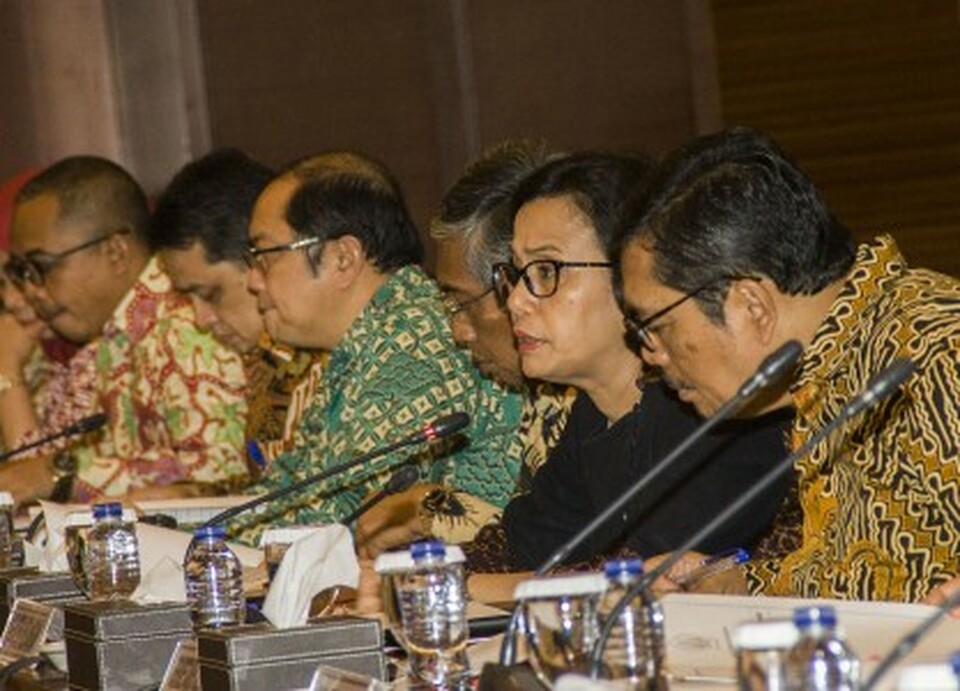 Finance Minister Sri Mulyani Indrawati, center,
announced Indonesia's budget performance on Tuesday (02/01). (Antara Photo/Galih Pradipta)