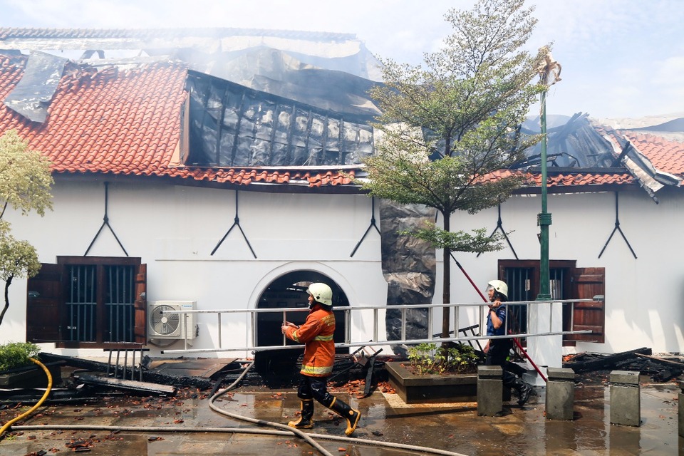 Firefighters tried to rescue priceless collections from Jakarta’s Maritime Museum that was engulfed in flames on Tuesday (16/01). (Photo courtesy of Maritime Affairs Coordinating Ministry)