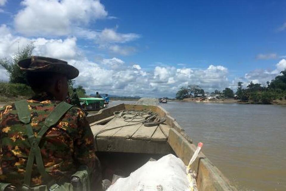 A Myanmar soldier patrols in a boat at the Mayu river near Buthidaung in the north of Rakhine state, Myanmar September 13, 2017.  (Reuters Photo/Stringer)