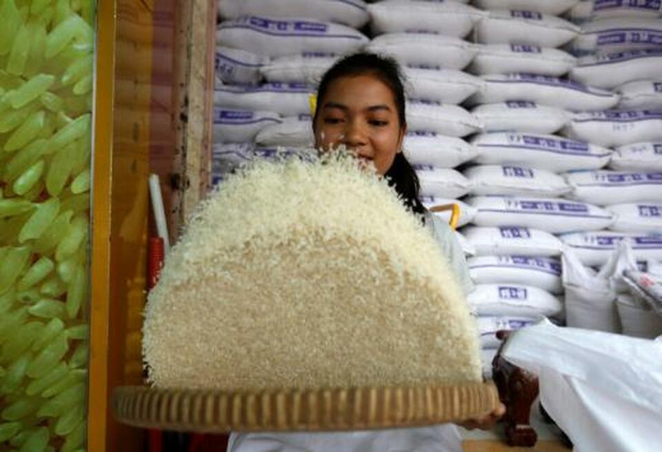 Rice prices rose this week in top exporter India on robust demand from neighboring Bangladesh and gains in the rupee, while traders in Thailand pinned their hopes on possible deals with drought-hit Sri Lanka.  (Reuters Photo/Samrang Pring)