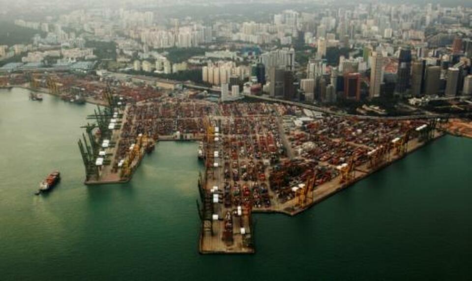 Singapore posted record sales volumes of marine fuels for the third straight year in 2017, drawing in business even as stiff competition and margin erosion forced the city-state to revamp the market last year. (Reuters Photo/Edgar Su)