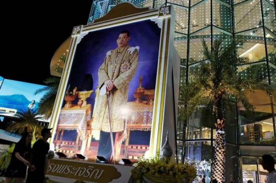 A portrait of Thai King Maha Vajiralongkorn is seen at a shopping mall on the eve of his 65th birthday in Bangkok, Thailand July 26, 2017.  (Reuters Photo/Jorge Silva)