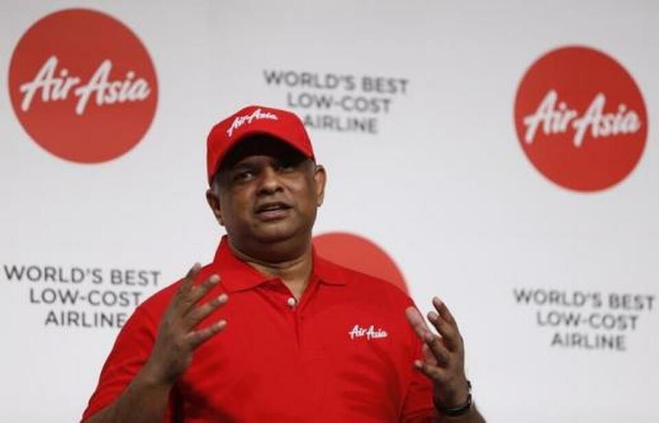 Malaysia-based AirAsia Bhd is considering an initial public offering for its Indian unit and seeking a partner for its services business, the carrier's group chief executive Tony Fernandes said on Wednesday (10/01).  (Reuters Photo/Issei Kato)