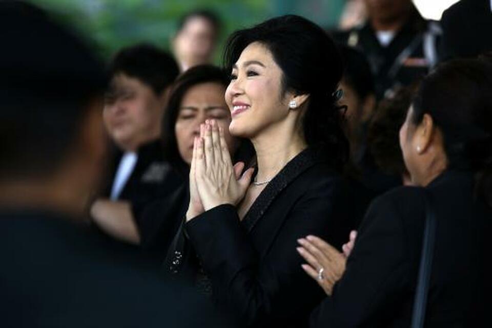 Ousted former Thai prime minister Yingluck Shinawatra greets supporters as she leaves the Supreme Court in Bangkok, Thailand, August 1, 2017. (Reuters Photo/Athit Perawongmetha)