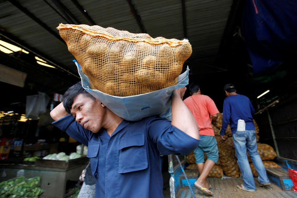 Indonesia's annual inflation rate eased in January as a rise in raw food prices was offset by more subdued increases in transportation and communication costs, the Central Statistics Agency (BPS) said on Tuesday (30/01).(Reuters Photo/Fatima El-Kareem)
