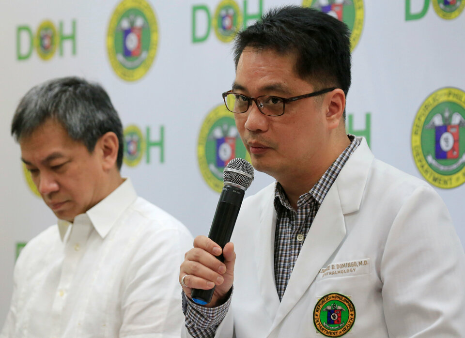Health Undersecretary Dr. Rolando Enrique Domingo, right, accompanied by Dr. Gerardo Legaspi, director of the Philippine General Hospital, during a news conference in Manila on Friday (02/02). (Reuters Photo/Romeo Ranoco)