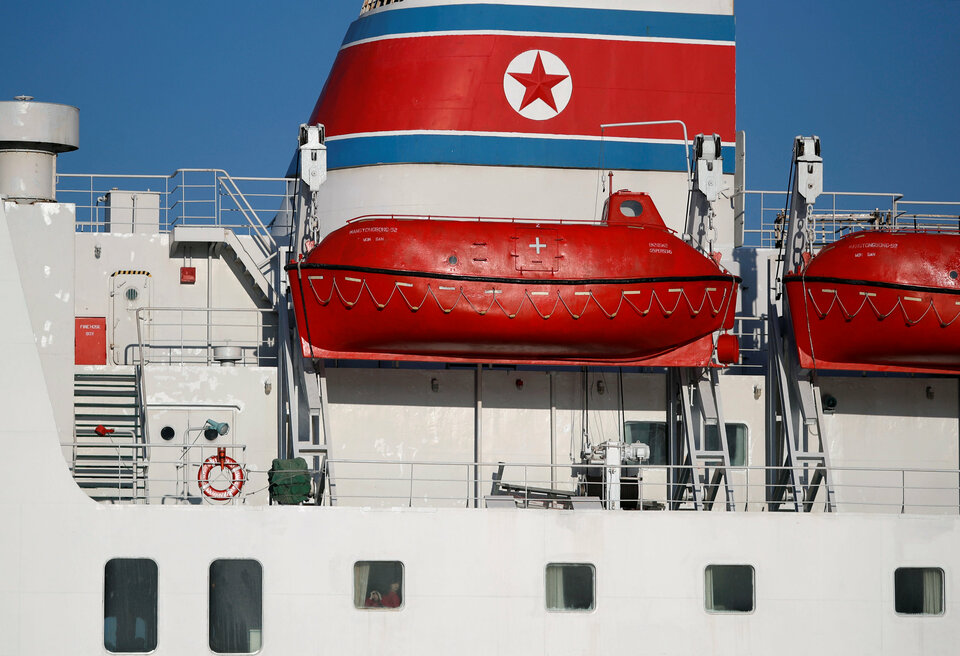 North Korean women look out from a window on board North Korean ferry Mangyongbong-92 carrying a 140-strong orchestra at a port in Donghae, South Korea, Tuesday (06/02). (Reuters Photo/Kim Hong-ji)