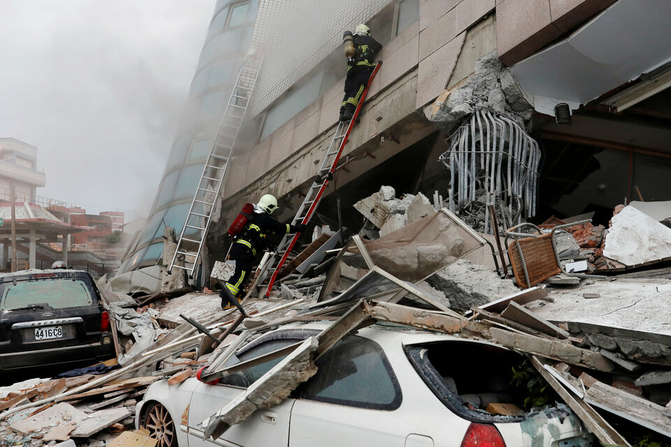 Fire fighters look for survivors after an earthquake hit Hualien, Taiwan February 7, 2018.  (Reuters Photo/Tyrone Siu)